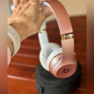 Beats Solo3 Wireless On-Ear Headphones - Apple W1 Headphone Chip, Bluetooth